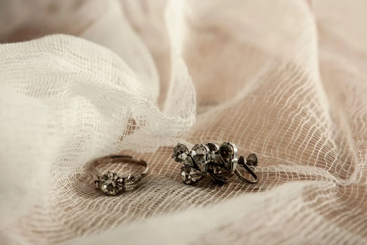 1940 Jewelry Fashion: Styles, Materials, and Buying Tips - 1940 jewelry fashion