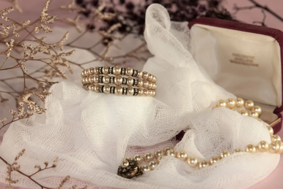 1960 Jewelry Fashion: How to Wear It - 1960 jewelry fashion