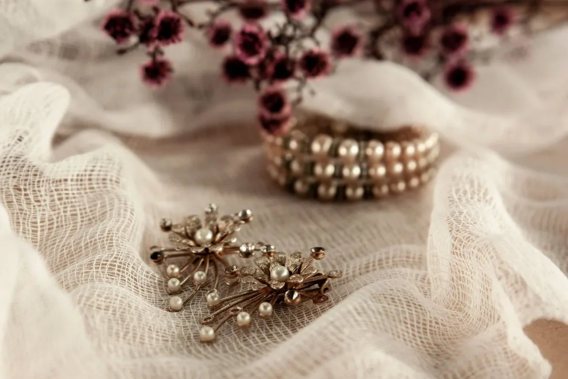 Vintage Fashion Accessories: A Practical Buying Guide - vintage fashion accessories
